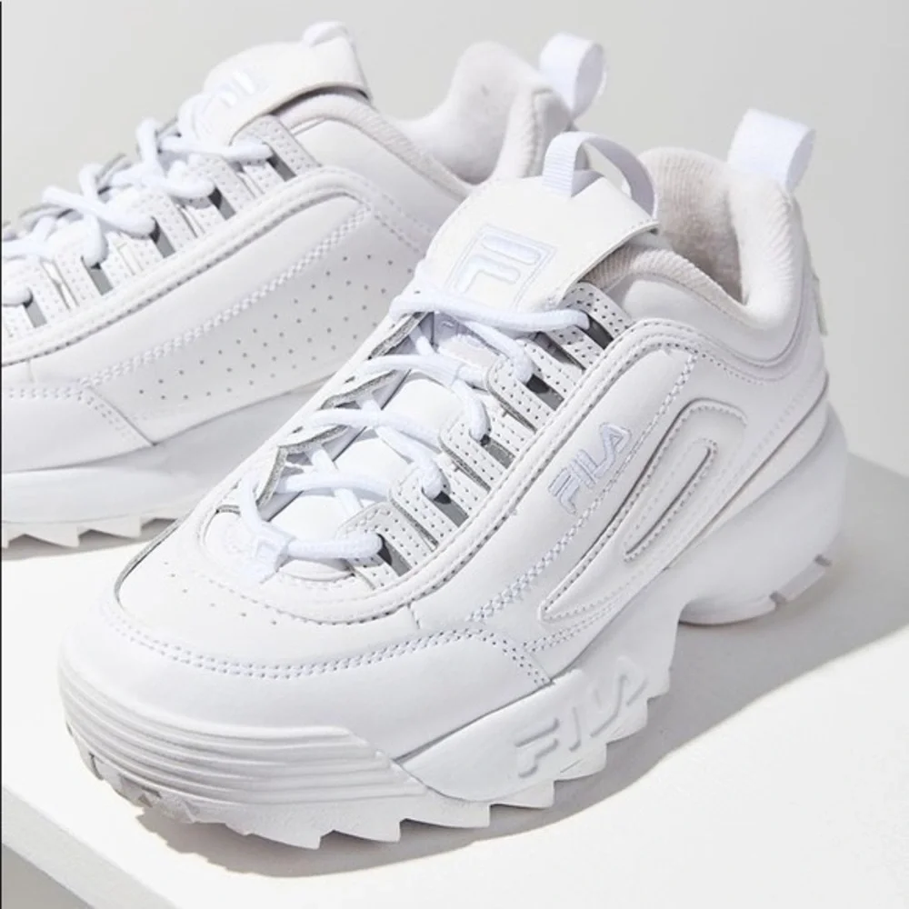 BOYS YOUTH 7/ WOMENS 8 WHITE FILA SNEAKERS❗️